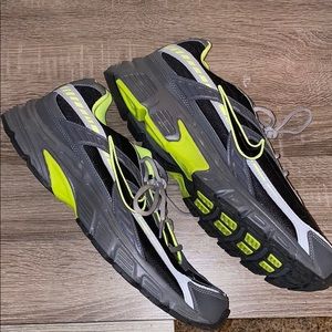 NIKE MENS TENNIS SHOES LIKE BRAND NEW